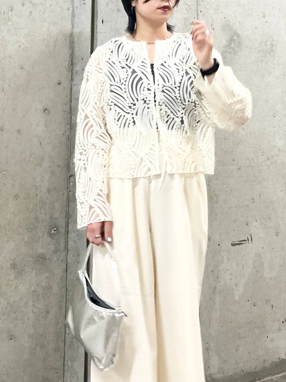 シルバー系のハンドバッグ、ホワイト系のその他パンツ、ホワイト系のシャツ/ブラウスを着用したレディースの春コーディネートの5枚目の写真