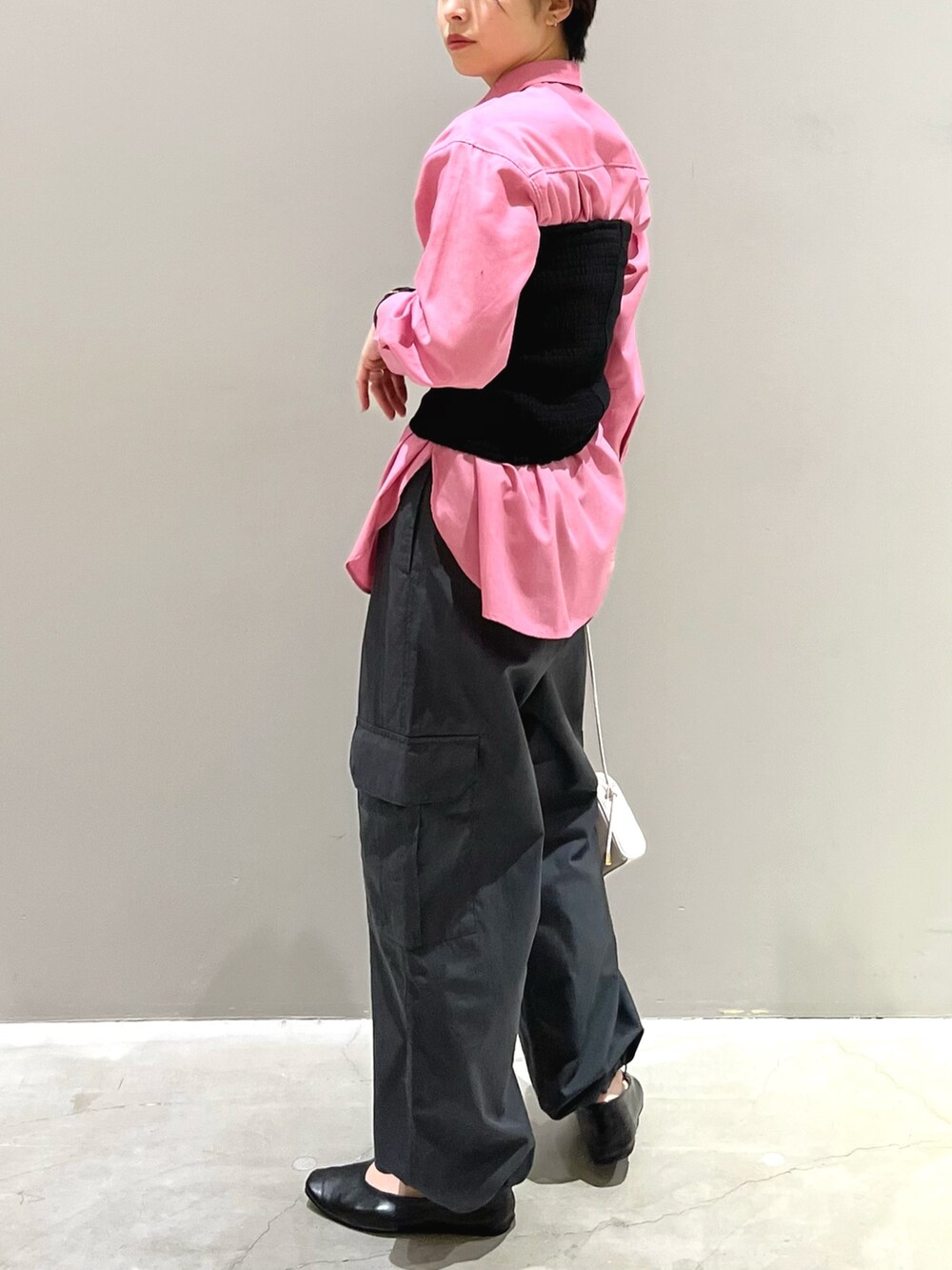 グレー系のその他パンツ、ブラック系のバッグ、ブラック系のパンプスを着用したレディースの春コーディネートの3枚目の写真