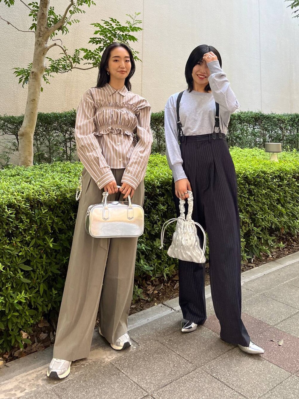 シルバー系のショルダーバッグ、シルバー系のその他シューズ、シルバー系のボストンバッグを着用したレディースの夏コーディネートの2枚目の写真