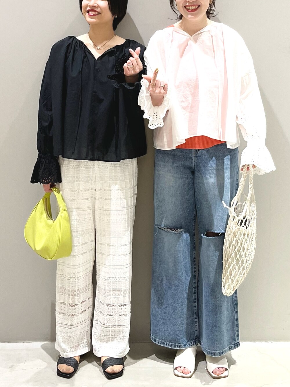 ホワイト系のシャツ/ブラウス、ホワイト系のその他パンツ、ホワイト系のトートバッグを着用したレディースの春コーディネートの4枚目の写真