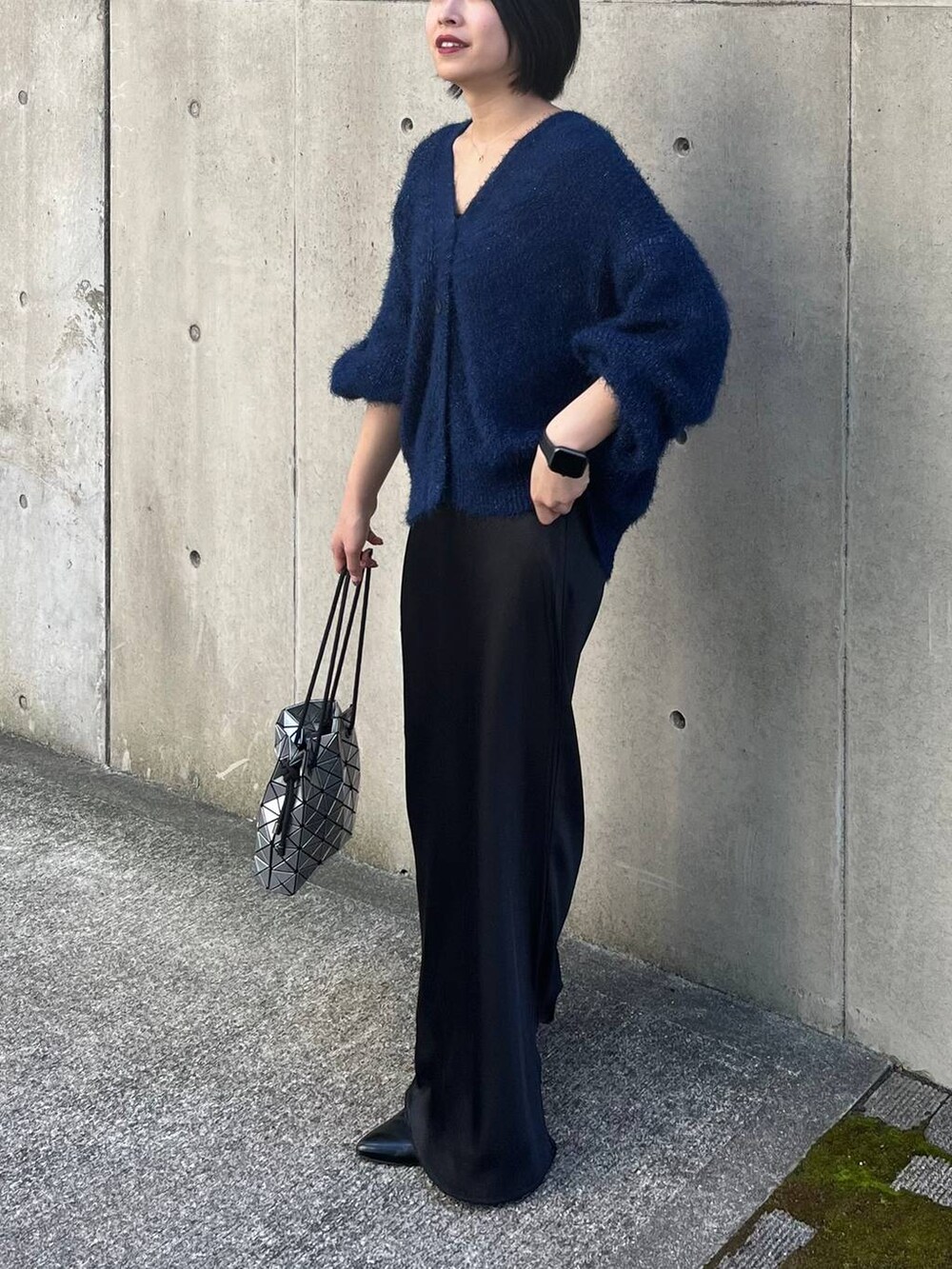 ブラック系のその他シューズ、ブラック系のスカート、ブルー系のニット/セーターを着用したレディースの秋コーディネートの8枚目の写真
