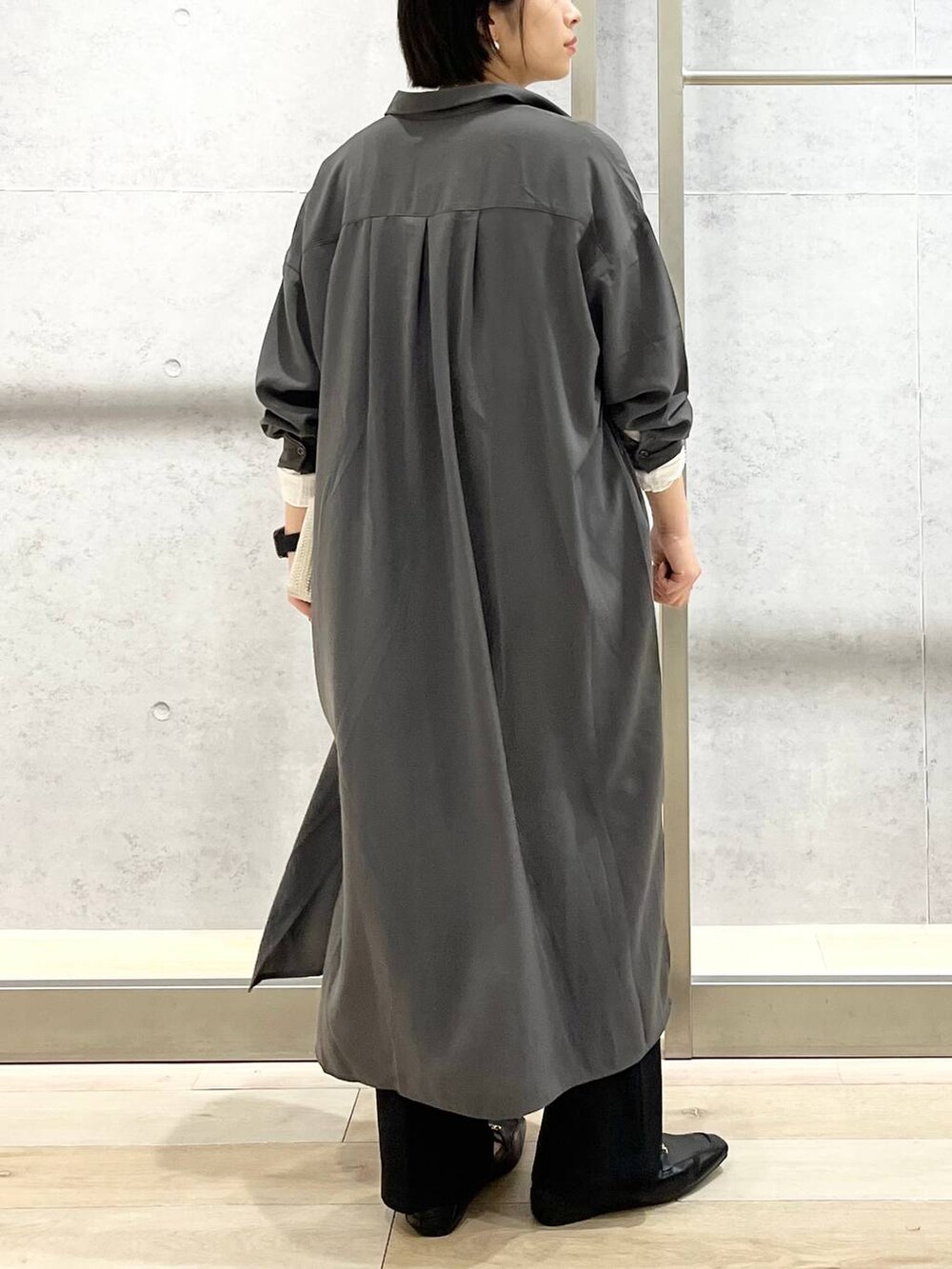 ブラック系のその他パンツ、ブラック系のローファー、ホワイト系のTシャツ/カットソーを着用したレディースの秋コーディネートの3枚目の写真