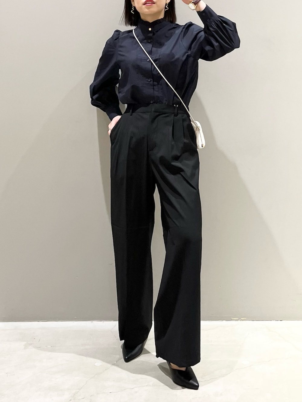 グレー系のシューズ、ブラック系のパンツ、ブルー系のシャツ/ブラウスを着用したレディースの春コーディネートの2枚目の写真