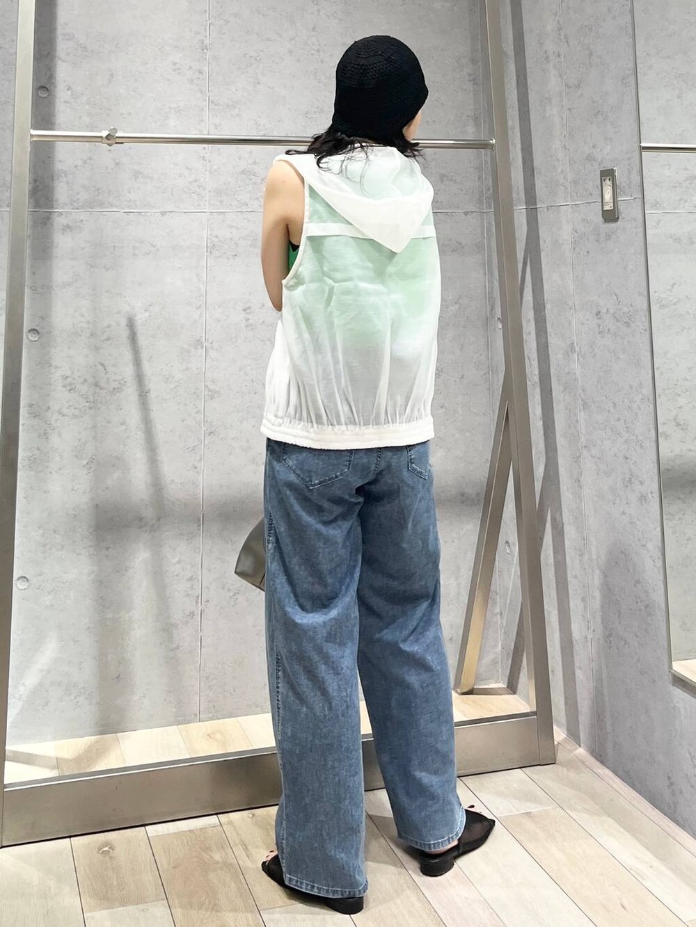 「女子会、サンダル、タンクトップ、デニムパンツ、カジュアル、モード、ベーシック/シンプル、デート/ロマンティック、楽ちんコーデ、春コーデ、きれいめカジュアル_LEPSIM、LEPSIM、おでかけ、シンプルコーデ、春色」｜「LEPSIMの14ゲージサイドスリットノースリーブ　243179（その他トップス、グリーン系）」を使った、エムアイさん（レディース・162cm）の春コーディネートの7枚目の写真