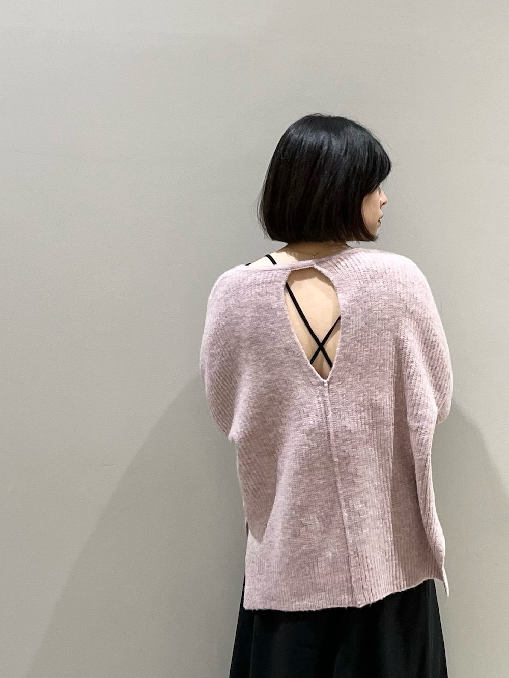 「LEPSIM、レプシィム(LEPSIM)、ニット、バックオープン、ピンク、キャミワンピ、ワンピース、春色、春コーデ、春カラー、レイヤードスタイル、シンプルコーデ、きれいめカジュアル、ローファー、ミュール」｜「LEPSIMのメランジデザインニット　162457（ニット/セーター、ピンク系）」を使った、エムアイさん（レディース・162cm）の冬コーディネートの4枚目の写真