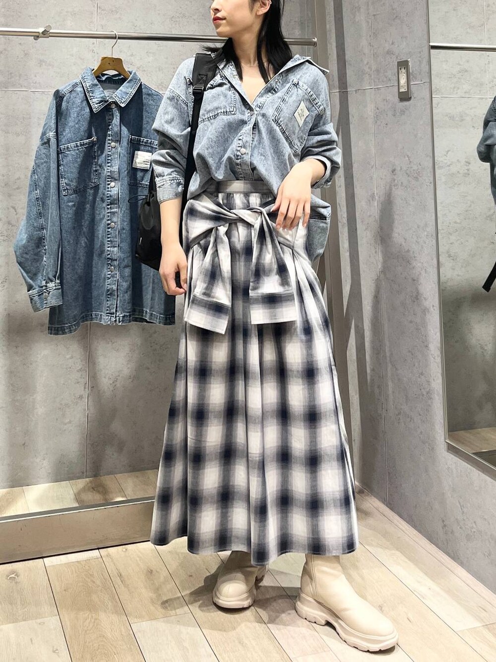 ホワイト系のブーツ、ブルー系のスカート、ブルー系のシャツ/ブラウスを着用したレディースの冬コーディネートの5枚目の写真