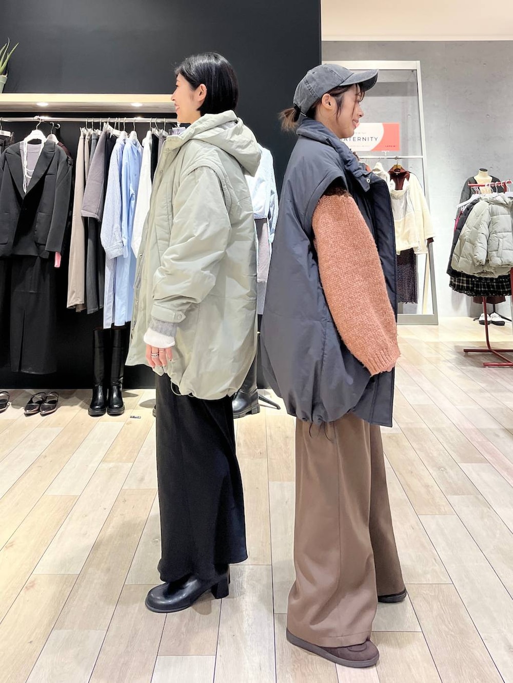 ブラック系のスカート、グレー系のその他アウター、グリーン系のその他アウターを着用したレディースの秋コーディネートの3枚目の写真