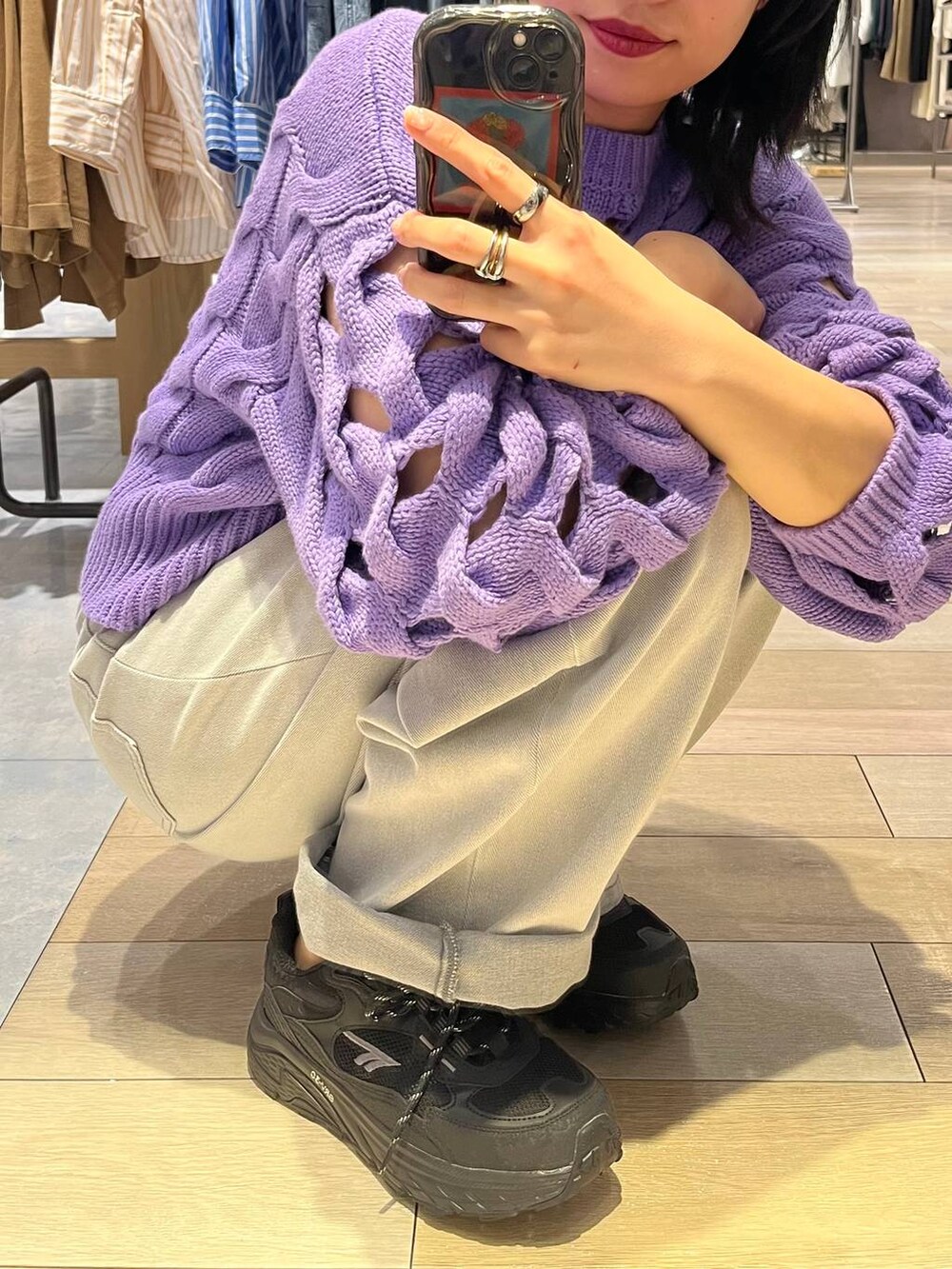 グレー系のデニムパンツ、パープル系のニット/セーターを着用したレディースの秋コーディネートの3枚目の写真