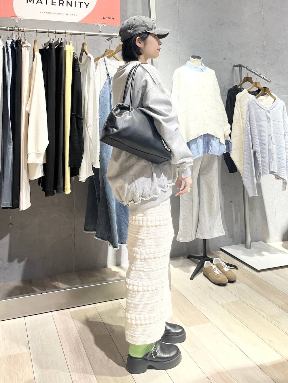 ブラック系のサンダル、グレー系のスウェット、ブラック系のボストンバッグを着用したレディースの冬コーディネートの3枚目の写真