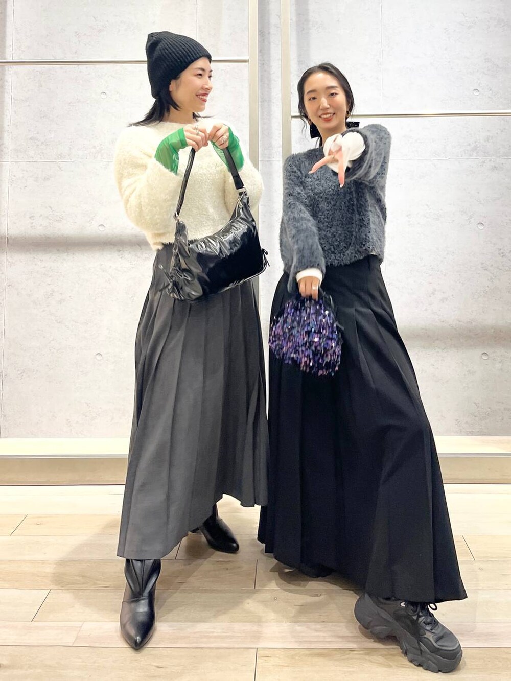 ブルー系のショルダーバッグ、ブラック系のTシャツ/カットソー、ブラック系のブーツを着用したレディースの秋コーディネートの6枚目の写真