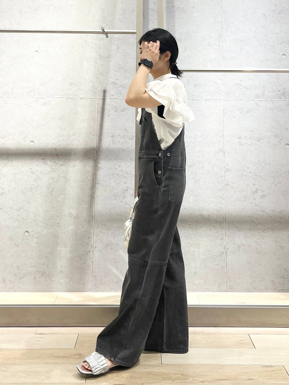 ホワイト系のシャツ/ブラウス、グレー系のサンダルを着用したレディースの夏コーディネートの3枚目の写真