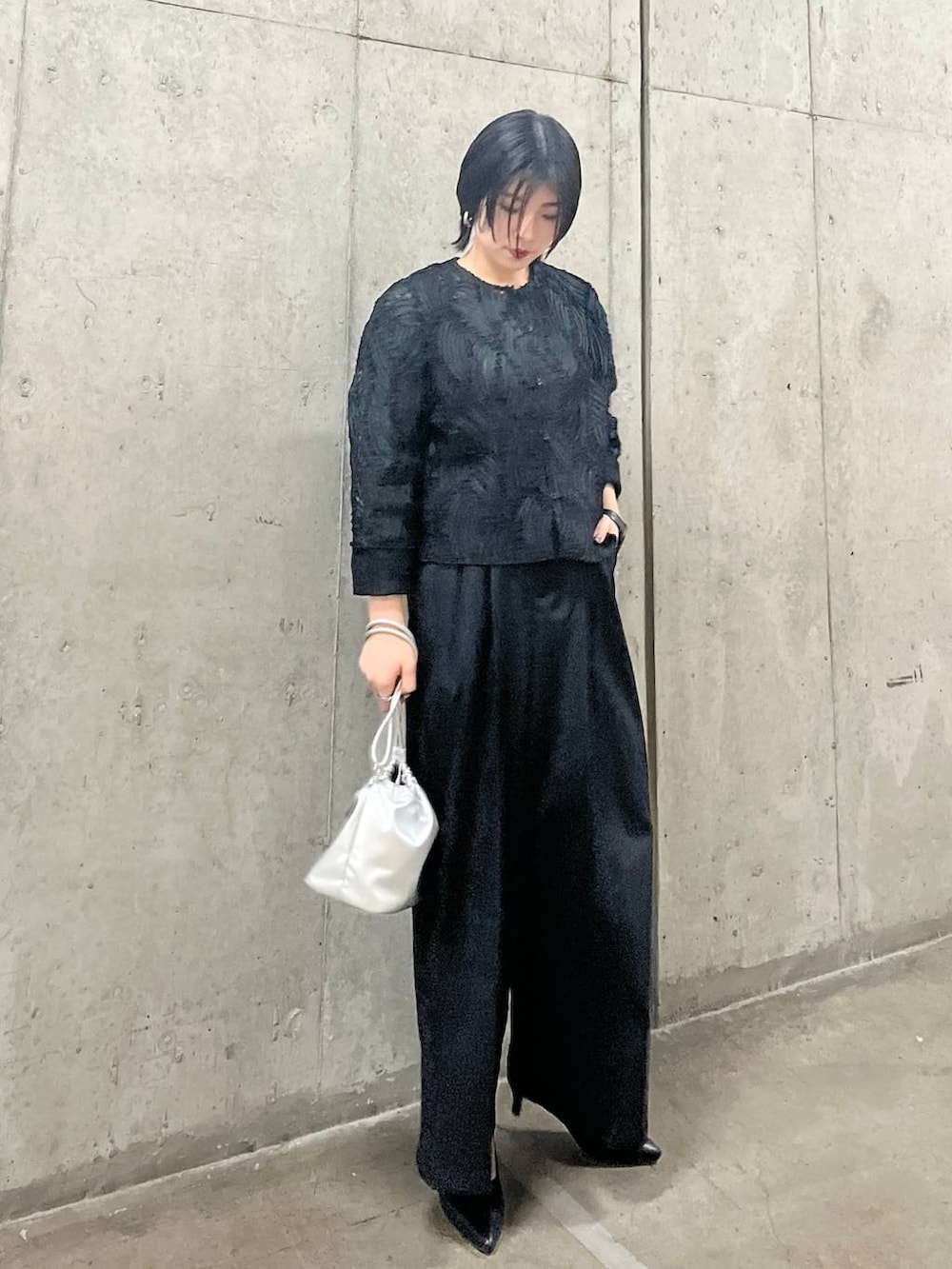 シルバー系のショルダーバッグ、ブラック系のシャツ/ブラウス、ブラック系のパンプスを着用したレディースの春コーディネートの8枚目の写真