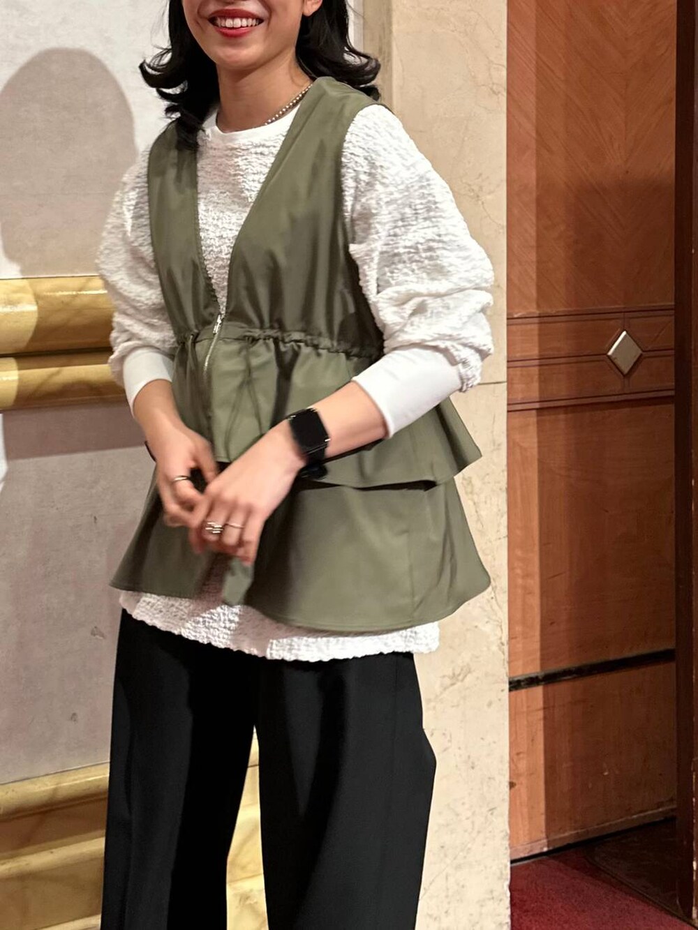 ブラック系のその他パンツを着用したレディースの春コーディネートの2枚目の写真