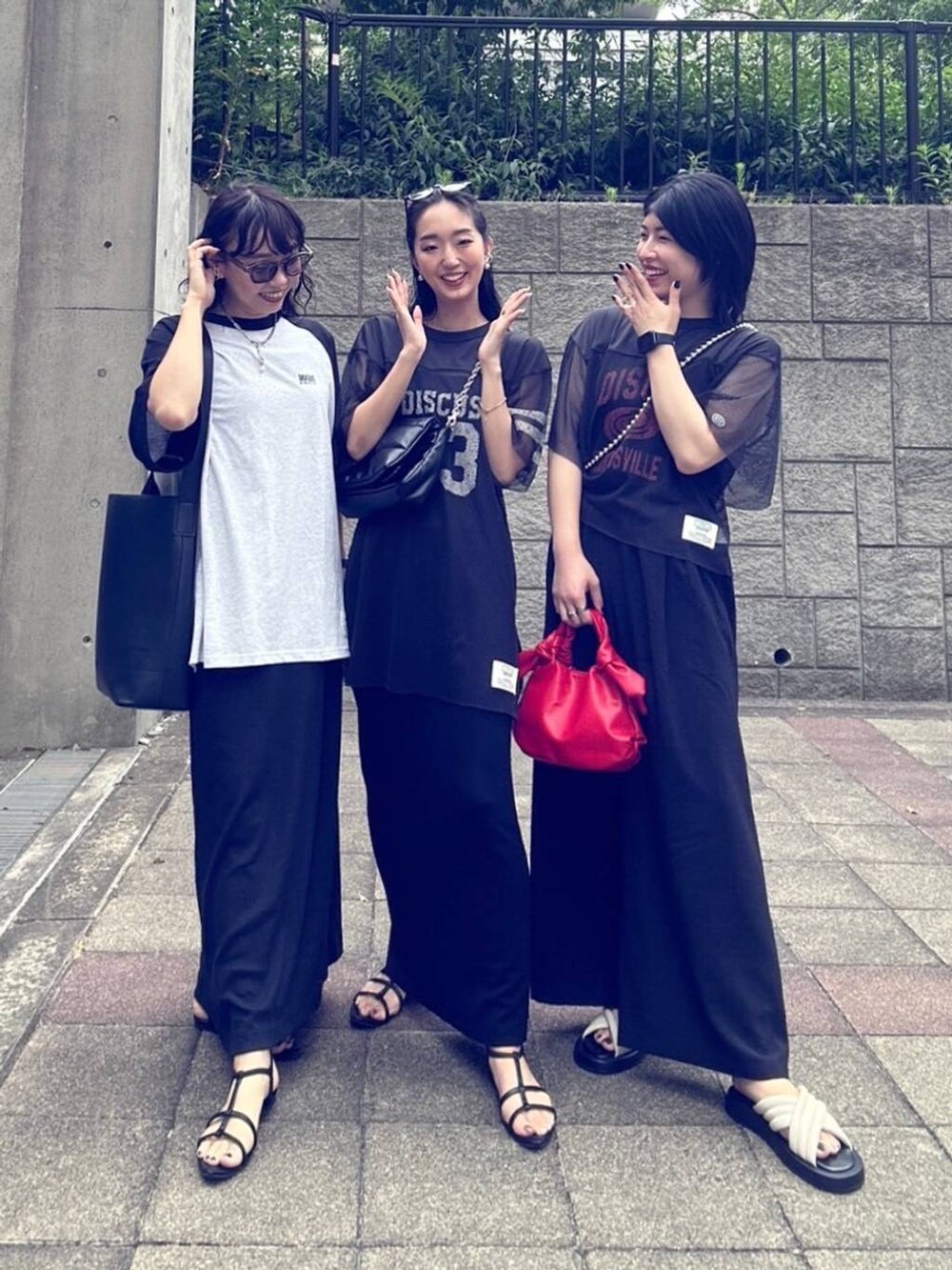 ブラック系のショルダーバッグ、ブラック系のサンダル、ブラック系のその他パンツを着用したレディースの夏コーディネートの2枚目の写真