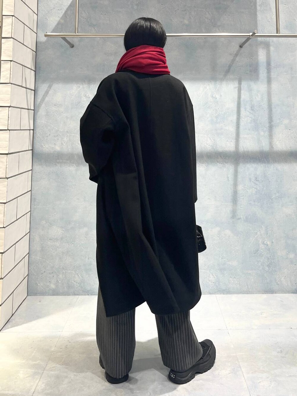 ブラック系のその他アウター、グレー系のその他パンツ、ブラック系のショルダーバッグを着用したレディースの秋コーディネートの4枚目の写真