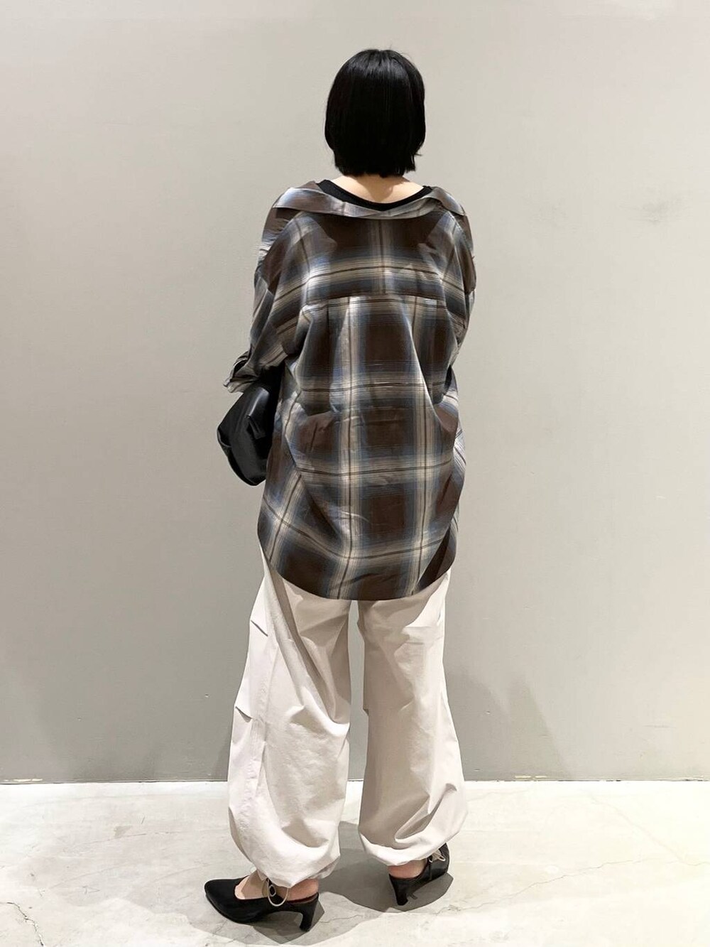 ブラウン系のシャツ/ブラウス、ホワイト系のその他パンツ、ブラック系のハンドバッグを着用したレディースの夏コーディネートの7枚目の写真