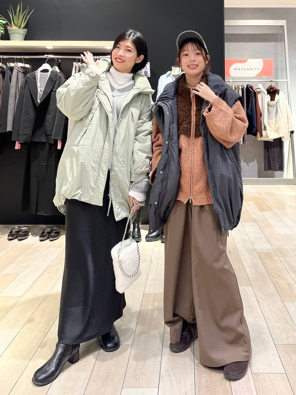 ブラック系のスカート、グレー系のその他アウター、グリーン系のその他アウターを着用したレディースの秋コーディネートの2枚目の写真