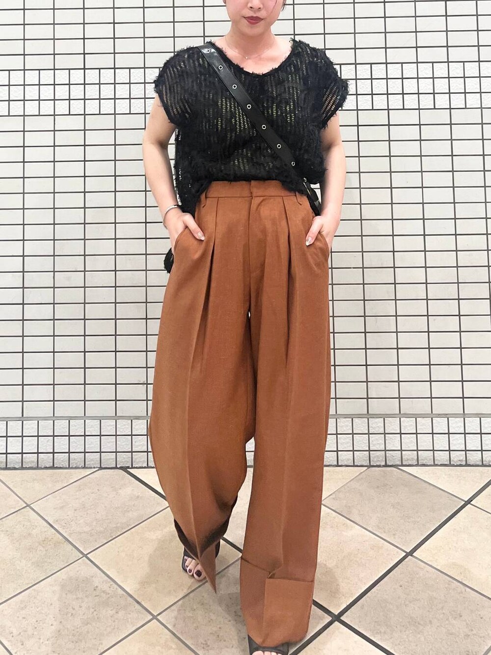 ブラック系のサンダル、ブラック系のその他トップス、ベージュ系のその他パンツを着用したレディースの夏コーディネートの3枚目の写真