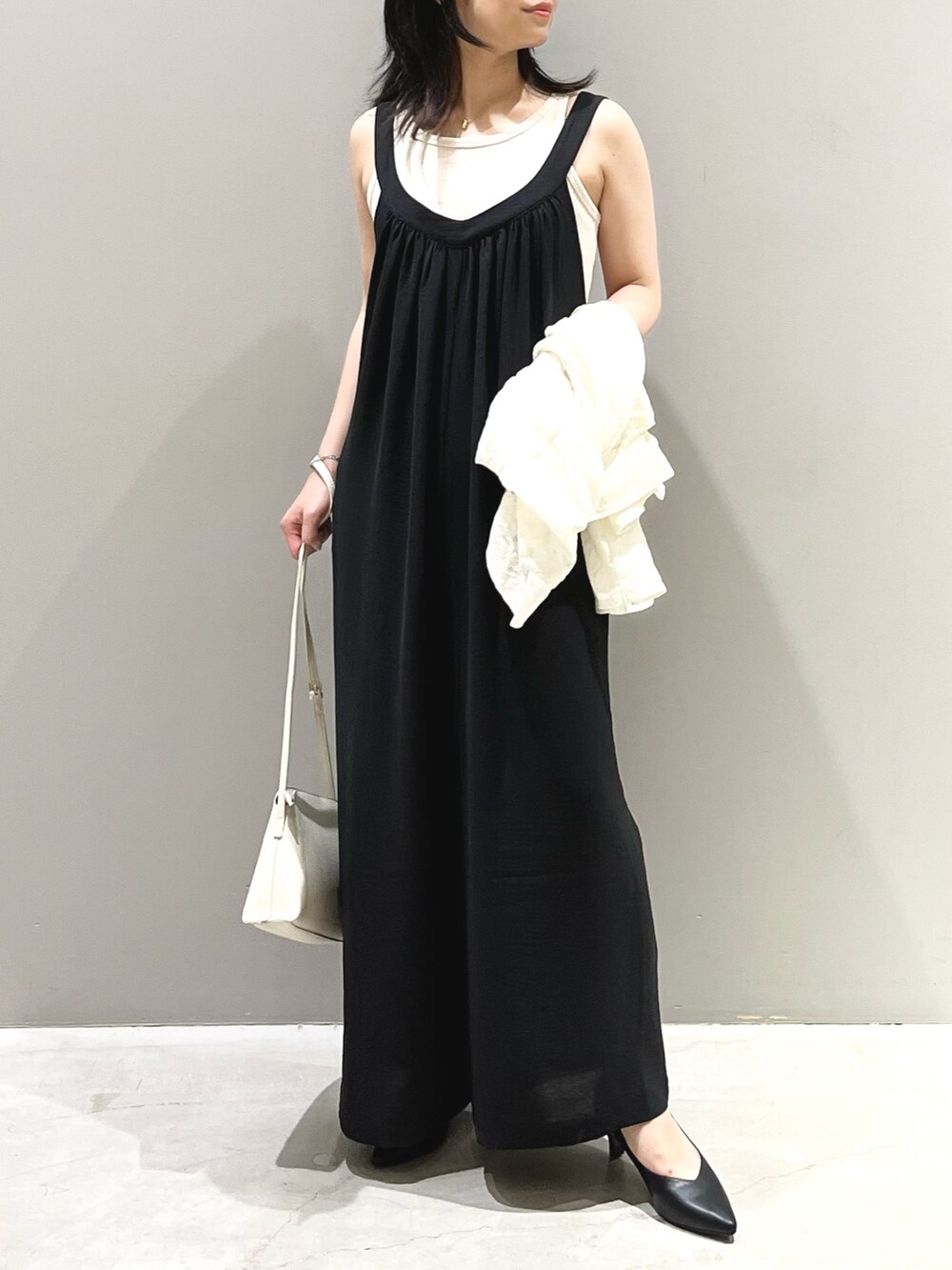 ホワイト系のショルダーバッグ、ブラック系のつなぎ/オールインワン、ホワイト系のシャツ/ブラウスを着用したレディースの秋コーディネートの3枚目の写真