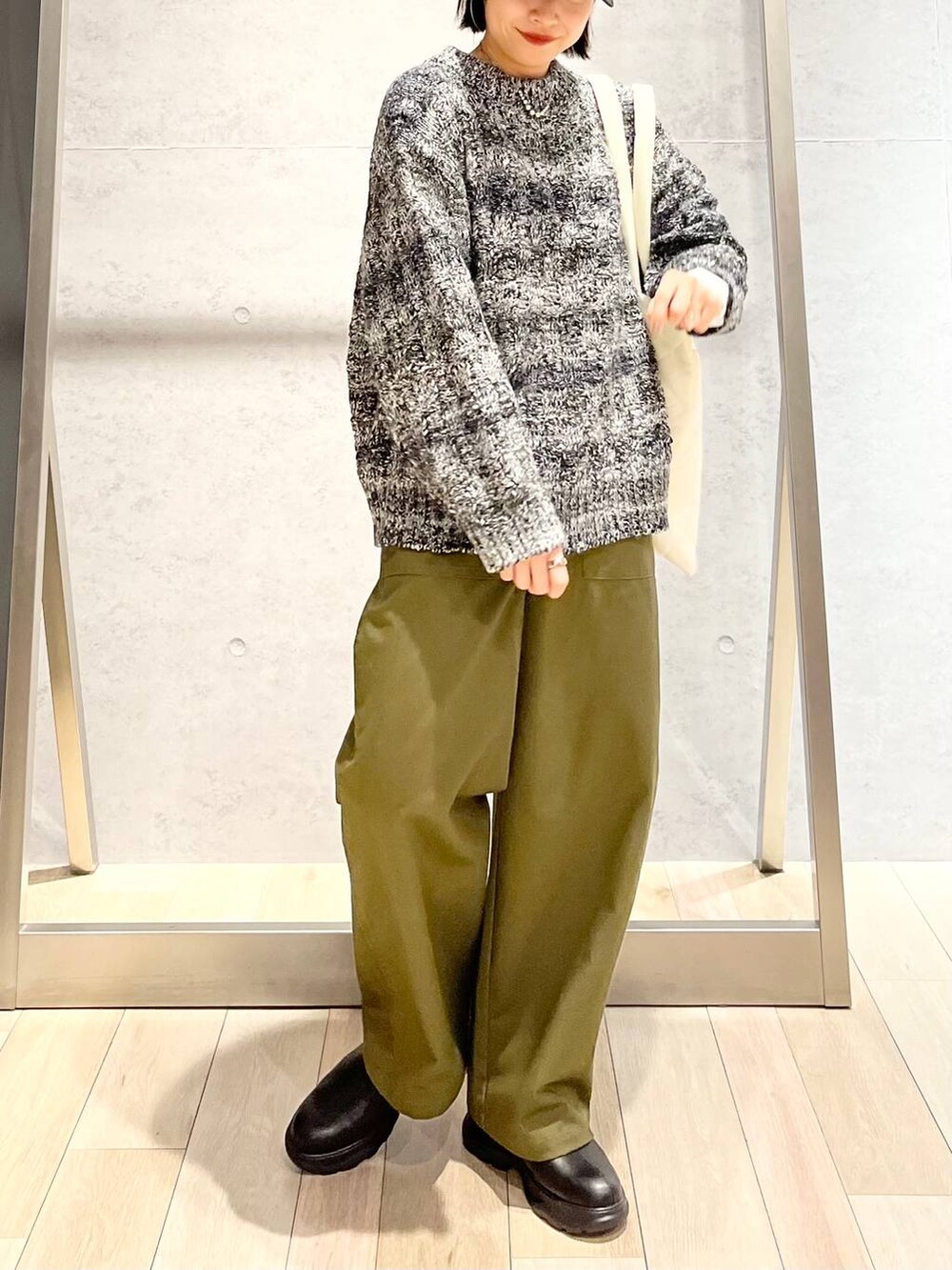 ホワイト系のTシャツ/カットソー、ホワイト系のトートバッグ、グリーン系のその他パンツを着用したレディースの冬コーディネートの3枚目の写真