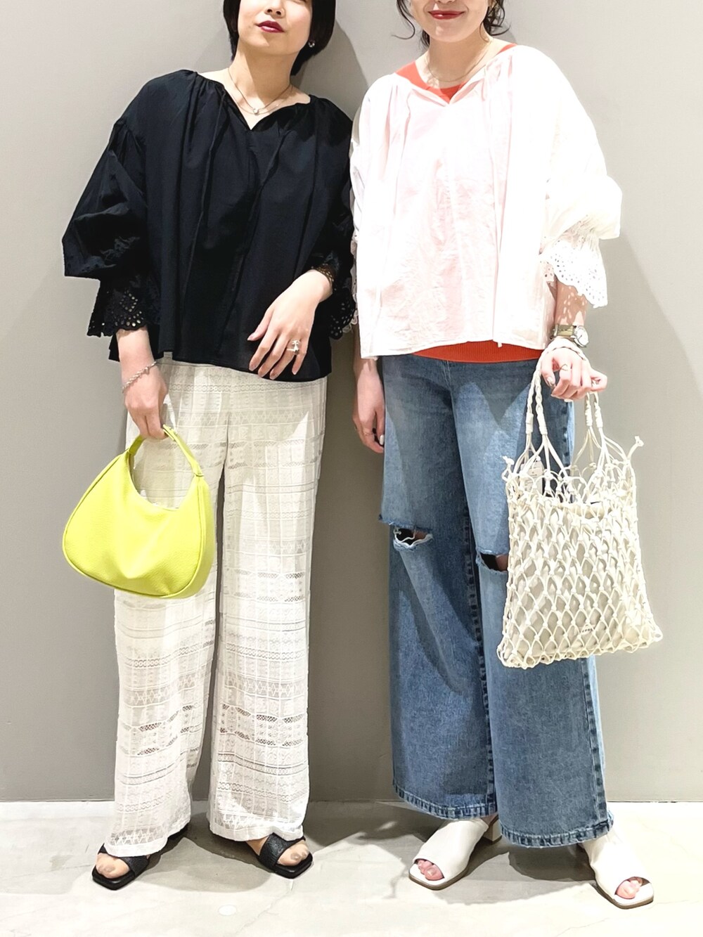 ホワイト系のシャツ/ブラウス、ホワイト系のその他パンツ、ホワイト系のトートバッグを着用したレディースの春コーディネートの2枚目の写真