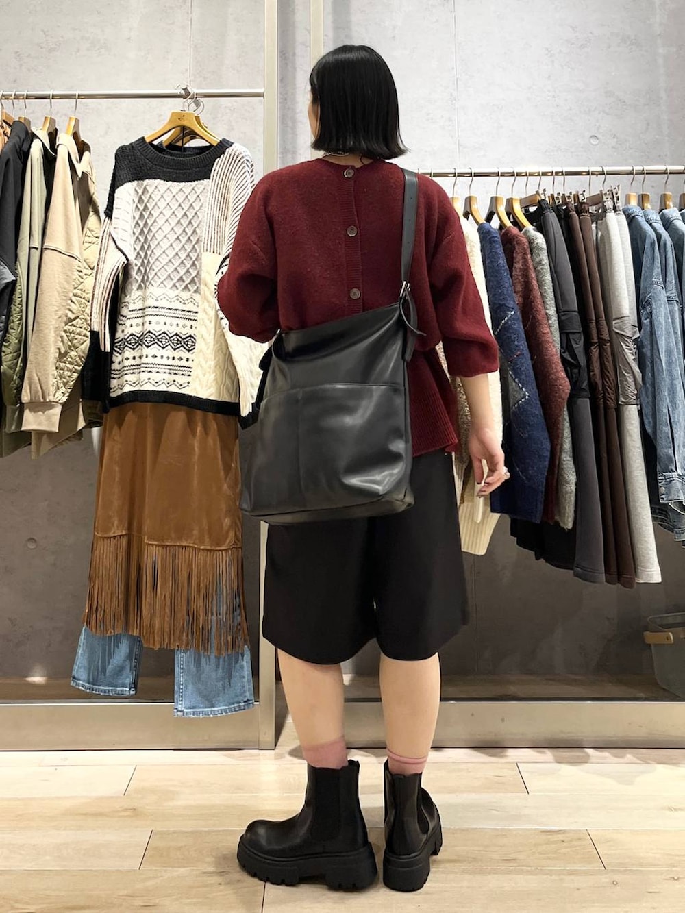 ブラック系のショルダーバッグ、ブラック系のその他パンツ、ブラック系のブーツを着用したレディースの秋コーディネートの6枚目の写真