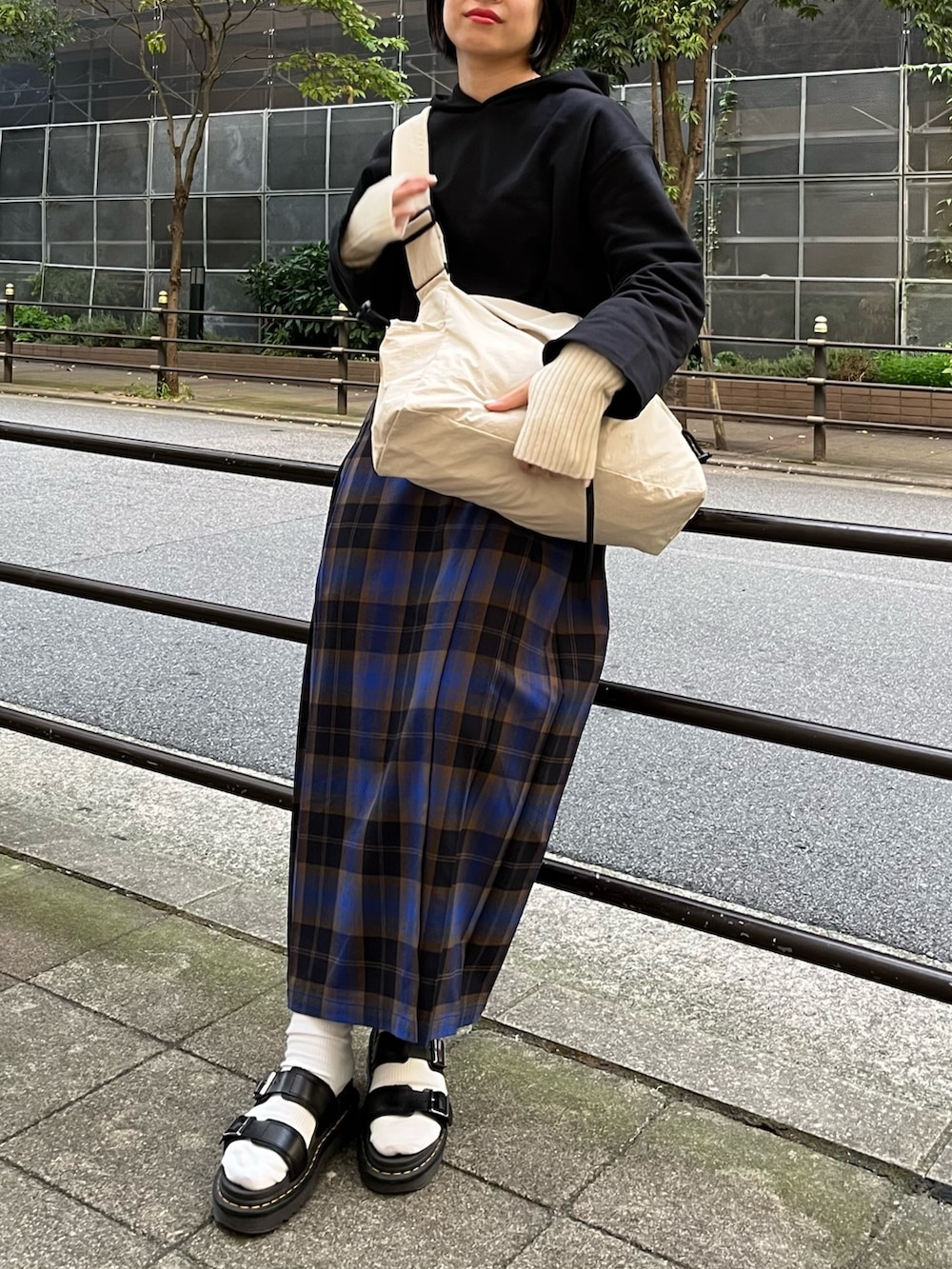「LEPSIM、チェック、チェックスカート、秋服まるっと大公開、フーディー、パーカー、ショート丈トップス、ストリート、ショルダーバッグ、Dr.Martens、秋コーデ、お出かけコーデ、シンプルコーデ、ロングスカート、休日スタイル」｜「Dr. Martensの【Dr.Martens・ドクターマーチン】 MYLES マイルス厚底レザーストラップありスポーツサンダル（サンダル、ブラック系）」を使った、エムアイさん（レディース・162cm）の秋コーディネートの5枚目の写真