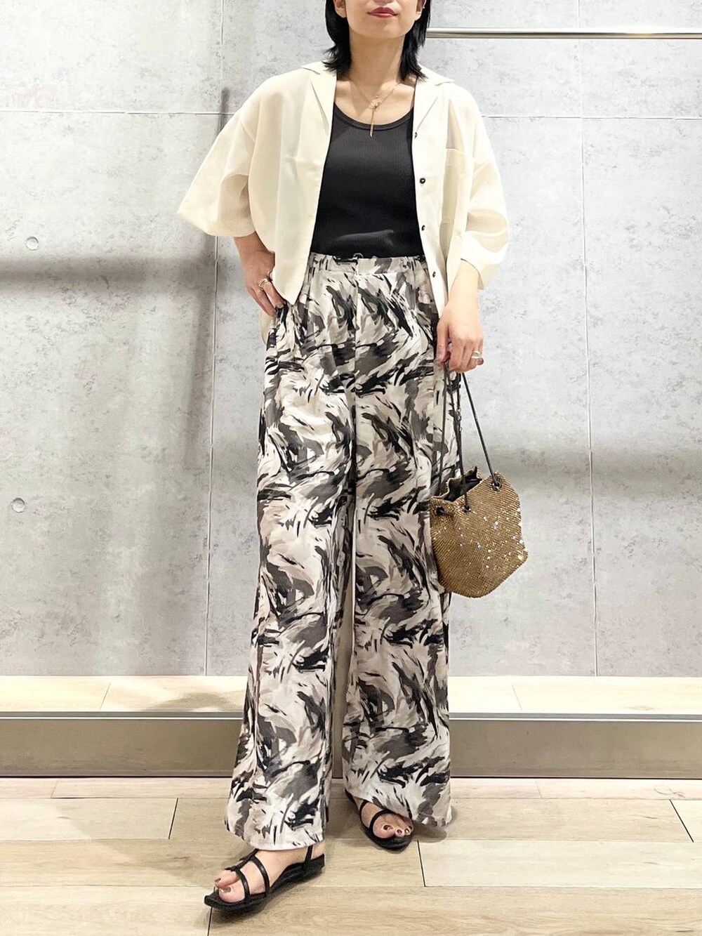 その他のショルダーバッグ、ブラック系のサンダル、ホワイト系のシャツ/ブラウスを着用したレディースの夏コーディネートの5枚目の写真