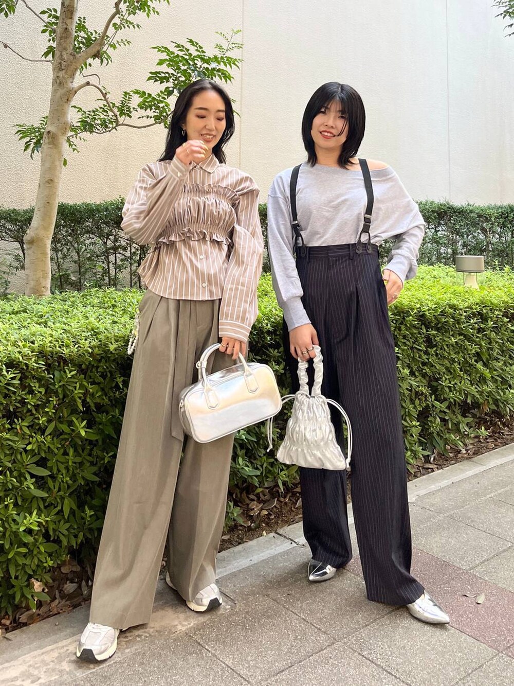 シルバー系のショルダーバッグ、シルバー系のその他シューズ、シルバー系のボストンバッグを着用したレディースの夏コーディネートの5枚目の写真