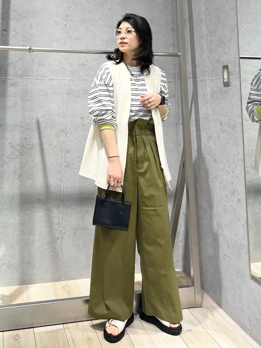 「カジュアル、ベーシック/シンプル、デート/ロマンティック、楽ちんコーデ、春コーデ、女子会、きれいめカジュアル_LEPSIM、LEPSIM、おでかけ、シンプルコーデ、春色、ロンT、ベスト、リネン・透けアイテム、ワイドパンツ」｜「LEPSIMの《リネンライクドライシリーズ》リネンライク切り替えベスト　243500（その他アウター、ホワイト系）」を使った、エムアイさん（レディース・162cm）の春コーディネートの2枚目の写真