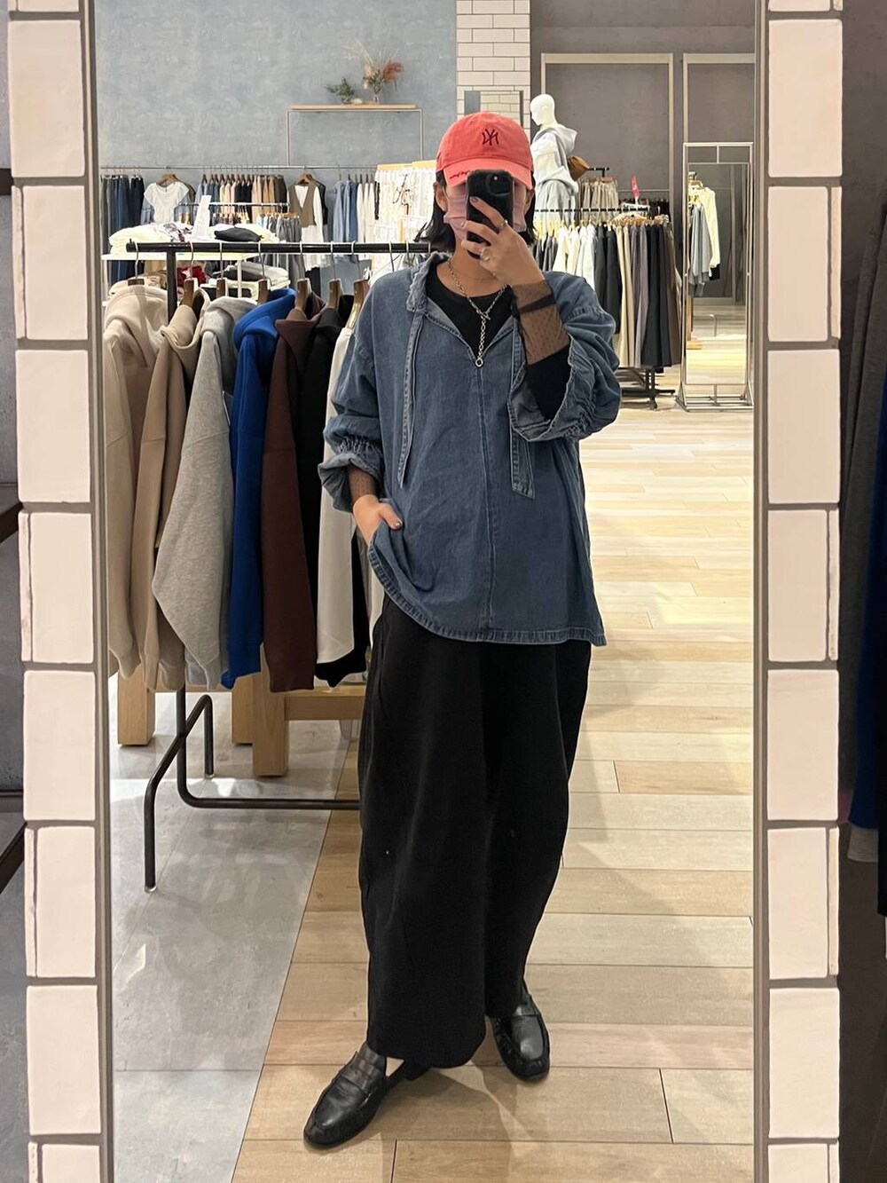 ブラック系のTシャツ/カットソー、ブラック系のスウェットパンツ、ブルー系のシャツ/ブラウスを着用したレディースの冬コーディネートの2枚目の写真