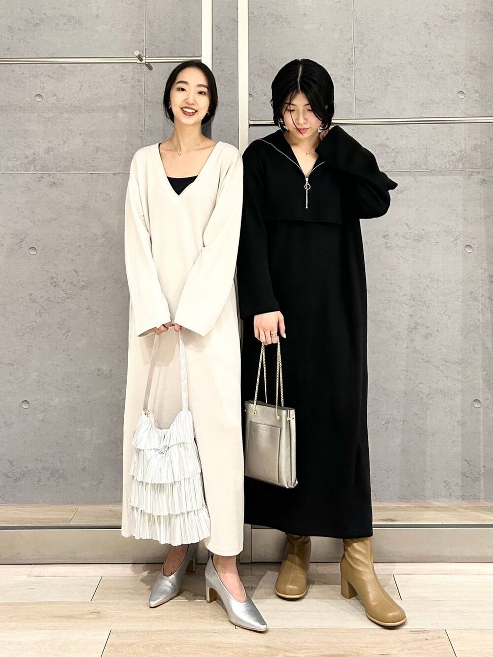 ブラック系のショルダーバッグ、ブラック系のワンピース、ホワイト系のワンピースを着用したレディースの秋コーディネートの5枚目の写真