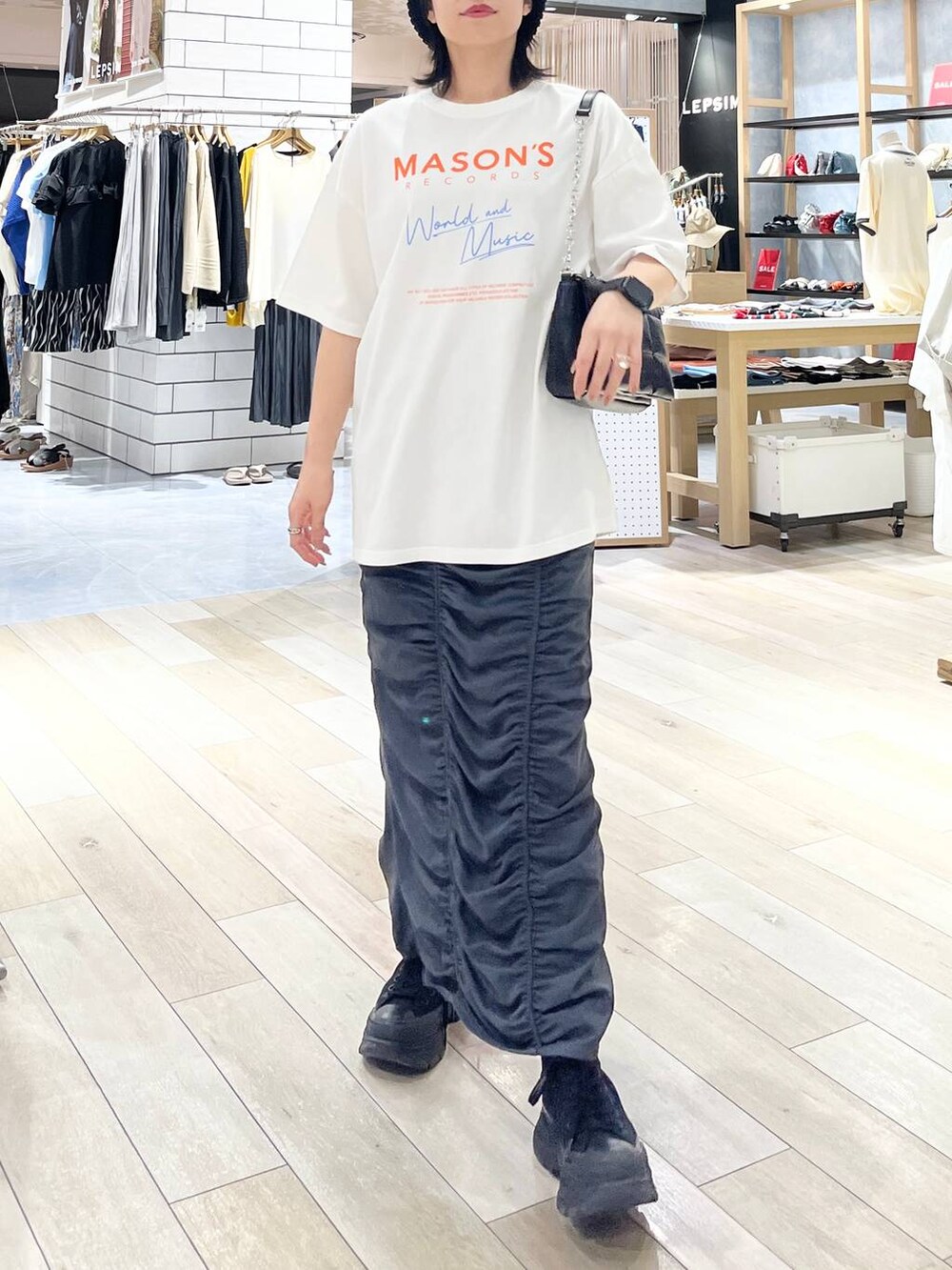 「ロングスカート、カジュアル、モード、ベーシック/シンプル、デート/ロマンティック、楽ちんコーデ、女子会、きれいめカジュアル_LEPSIM、LEPSIM、Tシャツ、スカート、ニット帽、ショルダーバッグ、バッグ、夏コーデ」｜「LEPSIMのパデット2WAYショルダー　103831（ショルダーバッグ、ブラック系）」を使った、エムアイさん（レディース・162cm）の夏コーディネートの6枚目の写真