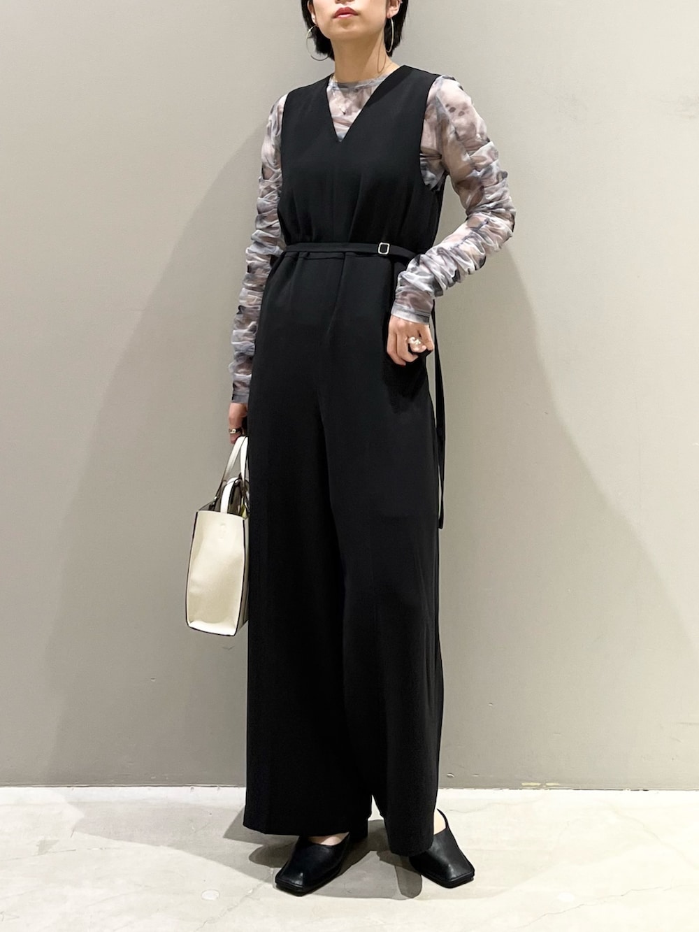 「LEPSIM、レプシィム(LEPSIM)、オケージョン、結婚式、結婚式二次会スタイル、オールインワン、シアートップス、ショルダーバッグ、トートバッグ、パンプス、スクエアトゥ、ドレス、ドレスシューズ、プチプラ、パーティースタイル」｜「LEPSIMのVネックオールインワン【jours heureux】　964369（つなぎ/オールインワン、ブラック系）」を使った、エムアイさん（レディース・162cm）の夏コーディネートの10枚目の写真