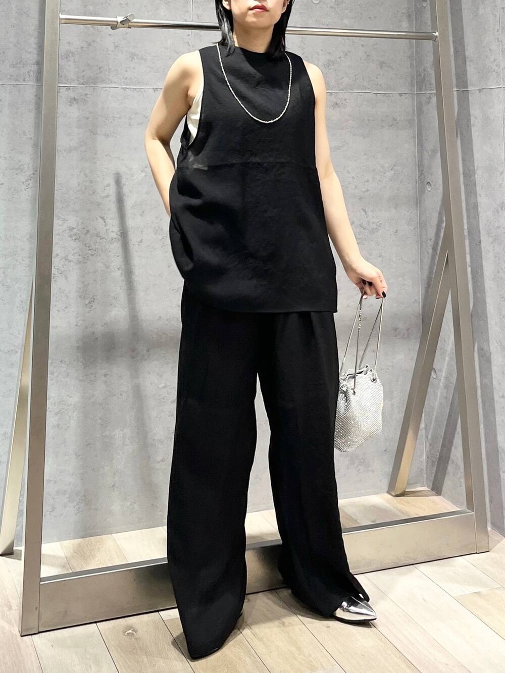 シルバー系のショルダーバッグ、ブラック系のサンダル、ブラック系のその他パンツを着用したレディースの夏コーディネートの6枚目の写真