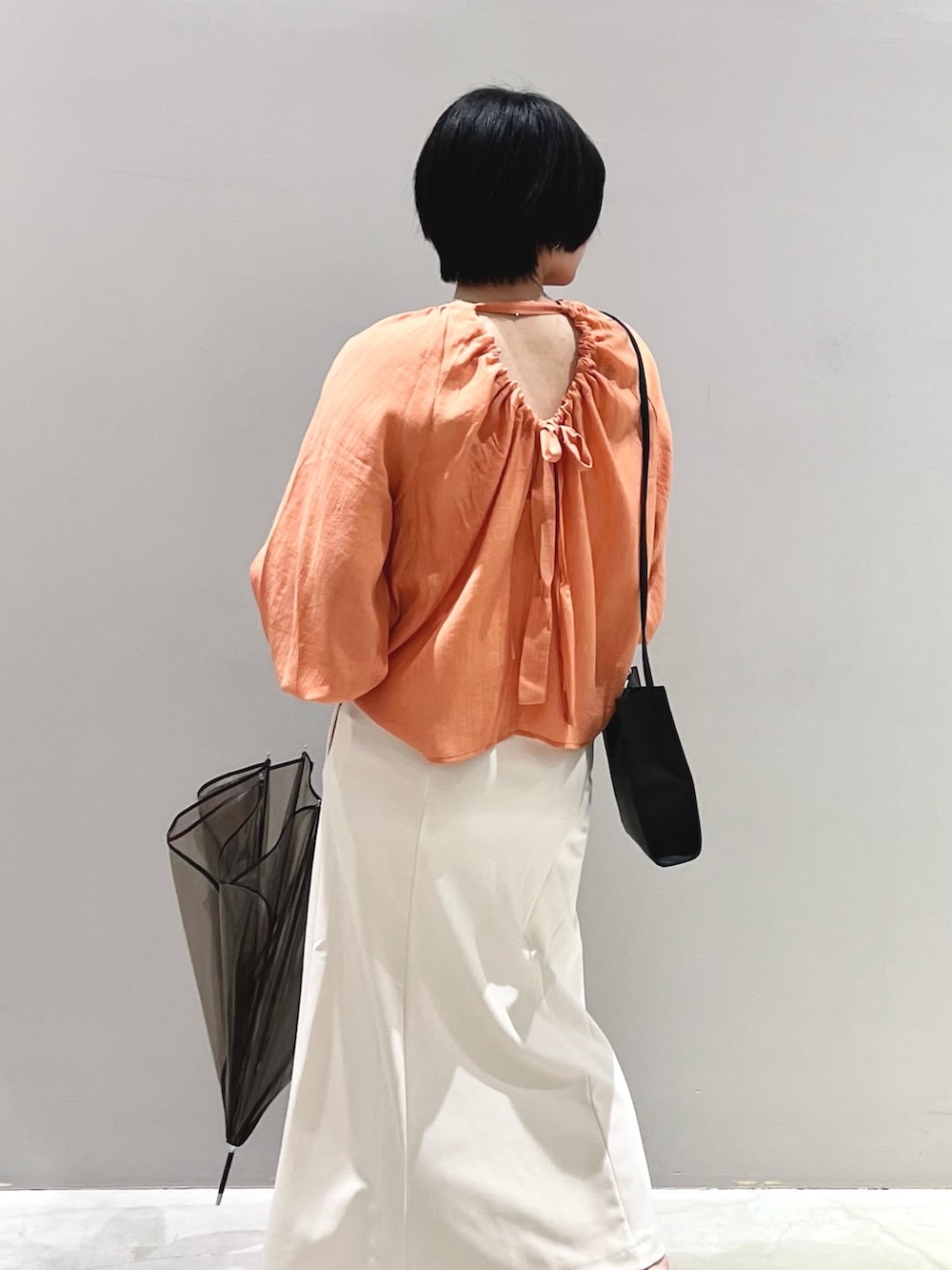 「LEPSIM、レプシィム(LEPSIM)、バックシャン、ブラウス、春コーデ、オレンジ、春カラー、マーメイドスカート、スカート、ストラップシューズ、GLOBAL WORK、傘、雨の日コーデ、ショルダーバッグ、シンプルコーデ」｜「GLOBAL WORKのフラワーパイピングビニ傘/172236（長傘、ブラウン系）」を使った、エムアイさん（レディース・162cm）の春コーディネートの4枚目の写真