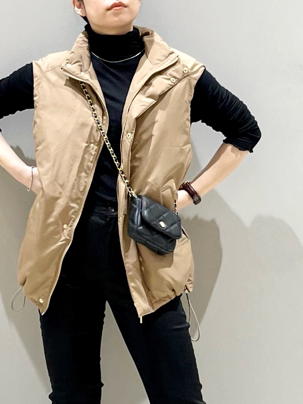 「LEPSIM、レプシィム(LEPSIM)、ロングブーツ、厚底シューズ、シンプルコーデ、キルティング、ミニバッグ、チェーンバッグ、モード、ダウンベスト、ベスト、きれいめカジュアル、レイヤードスタイル、レザー、秋冬コーデ」|「LEPSIMのライト厚底ロングブーツ 344210(ブーツ、ブラウン系)」を使った、エムアイさん(レディース・162cm)の秋コーディネートの3枚目の写真