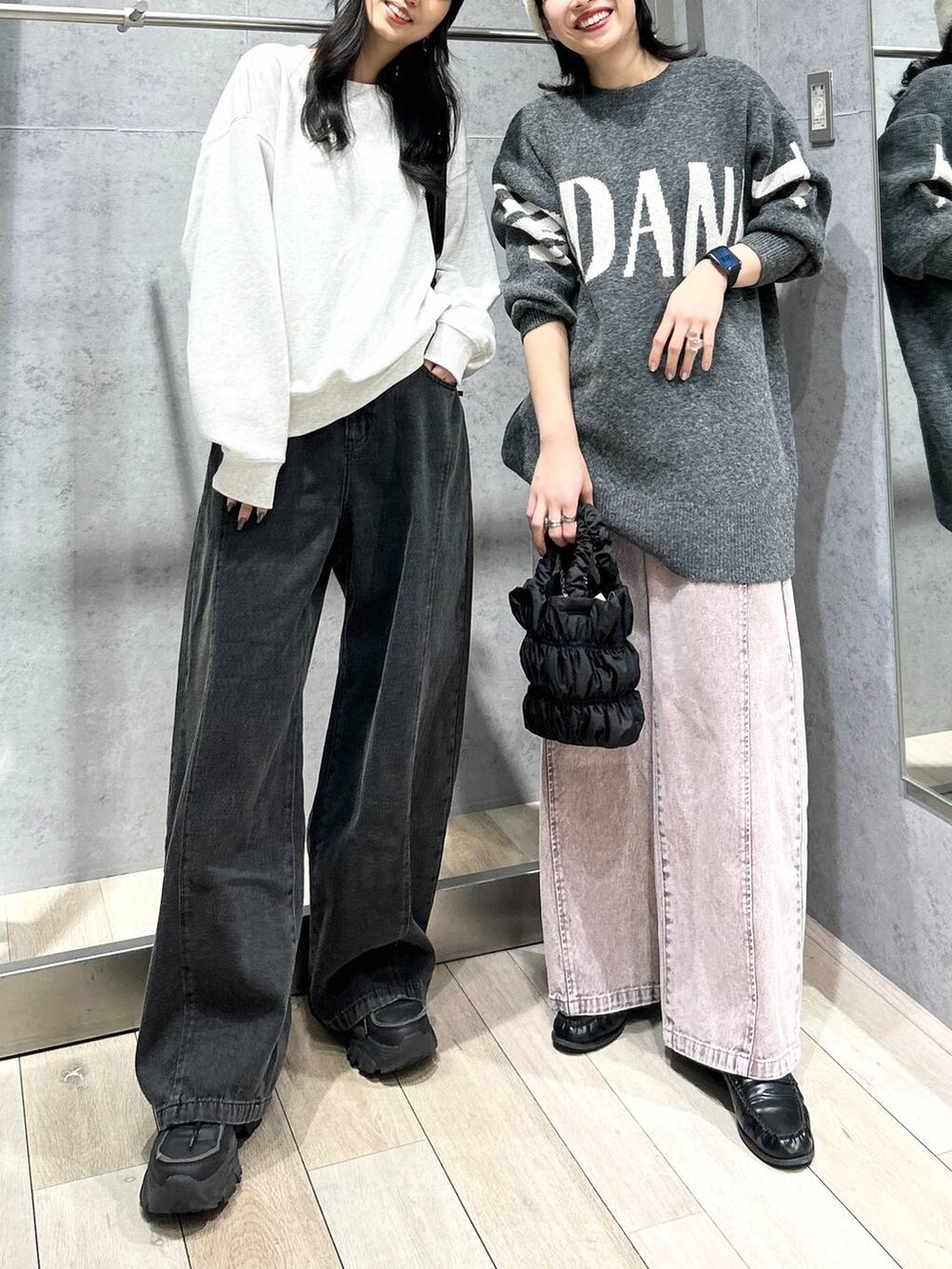 ブラック系のショルダーバッグ、ブラック系のショルダーバッグ、ブラック系のデニムパンツを着用したレディースの冬コーディネートの5枚目の写真