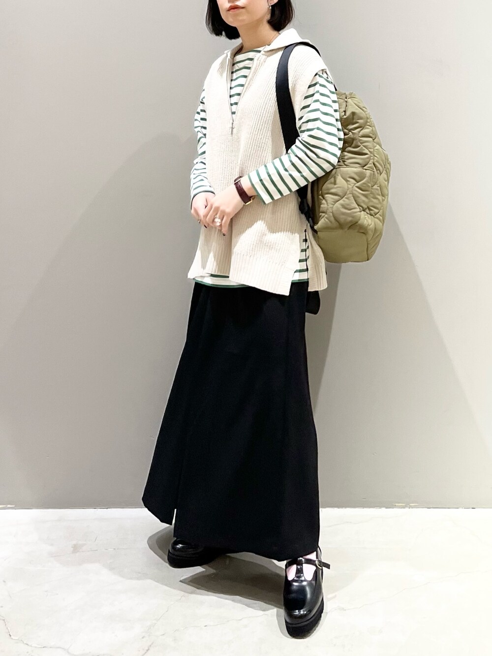 ブラック系のその他パンツ、ブラック系のローファー、グリーン系のバッグを着用したレディースの春コーディネートの4枚目の写真