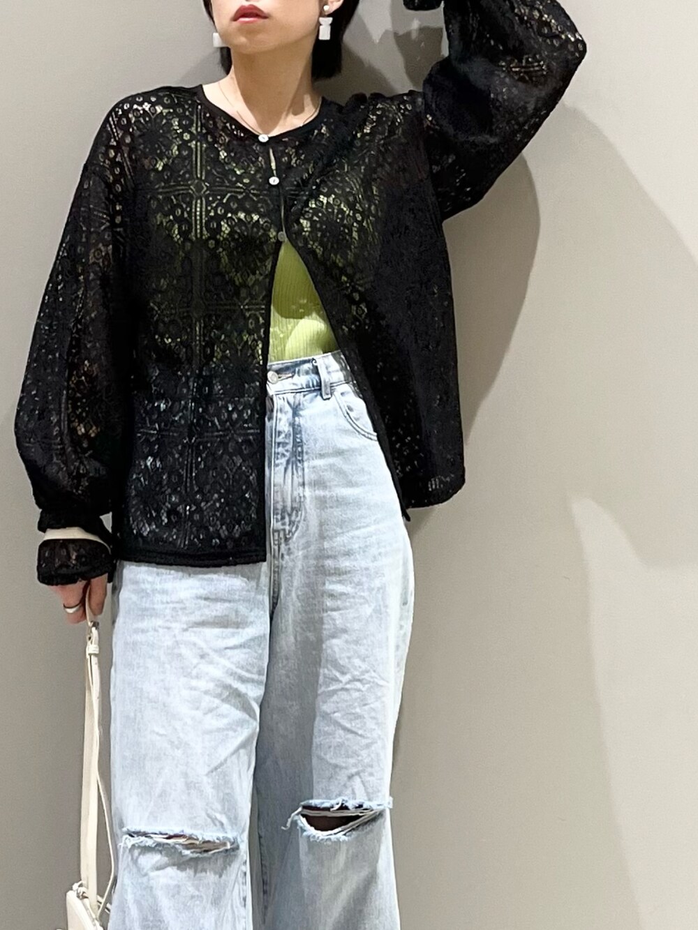 ブラック系のシャツ/ブラウス、ブルー系のデニムパンツ、ブラック系のサンダルを着用したレディースの秋コーディネートの5枚目の写真