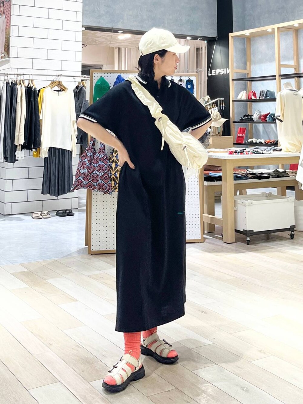 ホワイト系のショルダーバッグ、ホワイト系のサンダル、ブラック系のマタニティウェア/グッズを着用したレディースの夏コーディネートの5枚目の写真