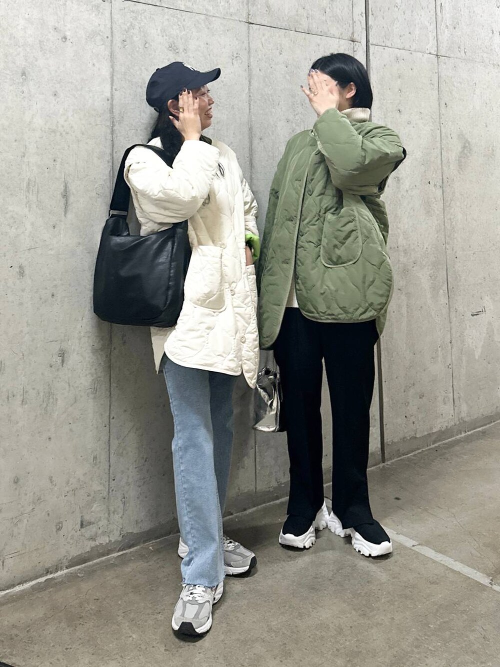 ブラック系のその他パンツ、ブラック系のその他アウター、グリーン系のその他アウターを着用したレディースの冬コーディネートの7枚目の写真