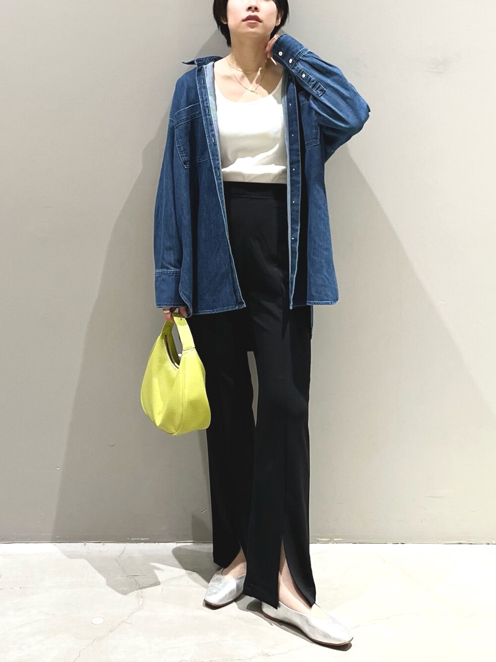 イエロー系のショルダーバッグ、ブラック系のその他パンツ、グレー系のパンプスを着用したレディースの春コーディネートの3枚目の写真