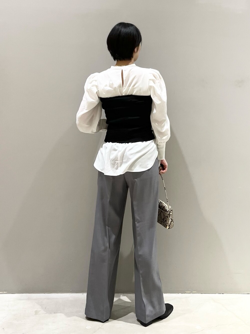 「LEPSIM、レプシィム(LEPSIM)、春服デビュー宣言、レイヤードスタイル、ビスチェ、ボリューム袖、ブラウス、シンプルコーデ、モノトーン、きれいめカジュアル、春服みてみて、スラックス、ミュール、ミニバッグ、春コーデ」｜「LEPSIMのスクエアヒールミュール　181282（サンダル、ブラック系）」を使った、エムアイさん（レディース・162cm）の春コーディネートの3枚目の写真