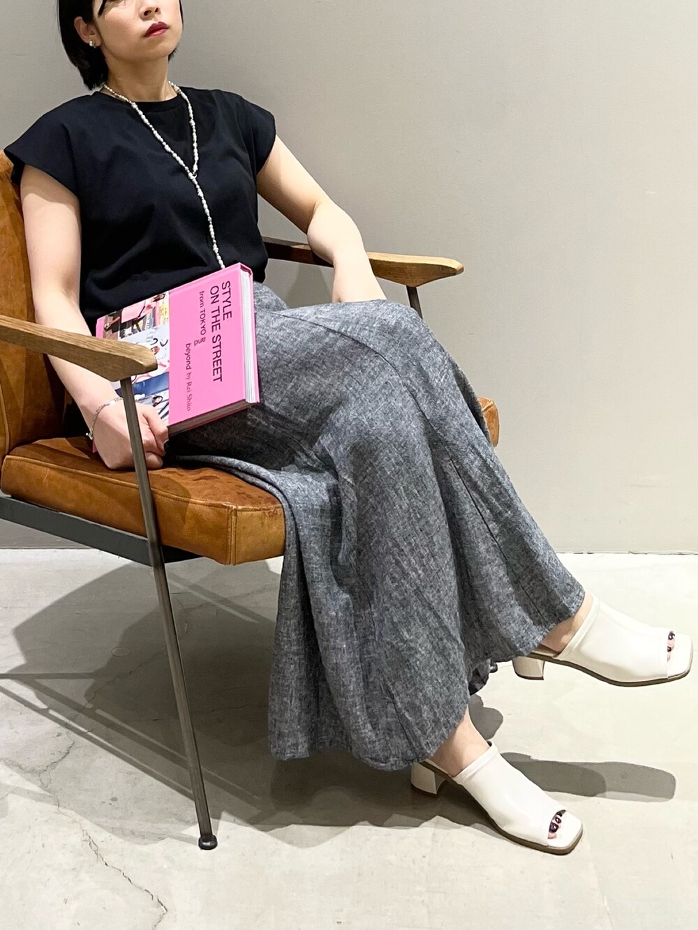 「LEPSIM、レプシィム(LEPSIM)、夏だ！Tシャツ着よう！、マーメイドスカート、リネン、モノトーン、夏コーデ、休日スタイル、お出かけコーデ、バックデザイン、サンダル、リネンスカート、大人カジュアル、プチプラ、シンプルコーデ」｜「LEPSIMのリネン混マーメイドスカート　908508（スカート、ブルー系）」を使った、エムアイさん（レディース・162cm）の夏コーディネートの4枚目の写真