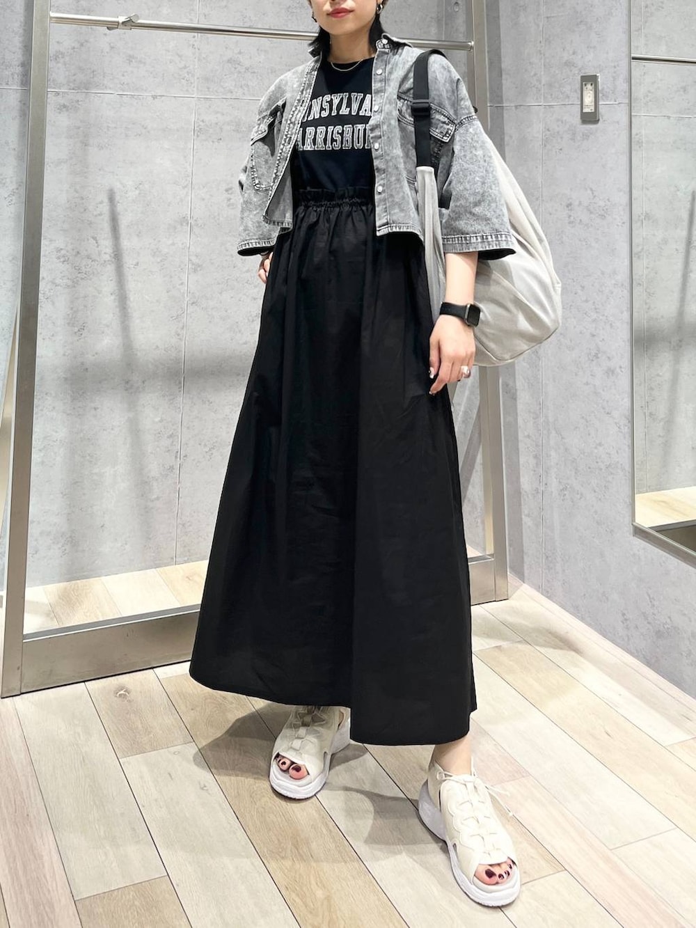 「モノトーン、カジュアル、モード、ベーシック/シンプル、デート/ロマンティック、楽ちんコーデ、女子会、きれいめカジュアル_LEPSIM、LEPSIM、ワンピース、デニムジャケット、シャツ、シャツスタイル、サンダル、ニット帽」｜「LEPSIMのゼロカルスポーツサンダル　105132（サンダル、ホワイト系）」を使った、エムアイさん（レディース・162cm）の春コーディネートの4枚目の写真