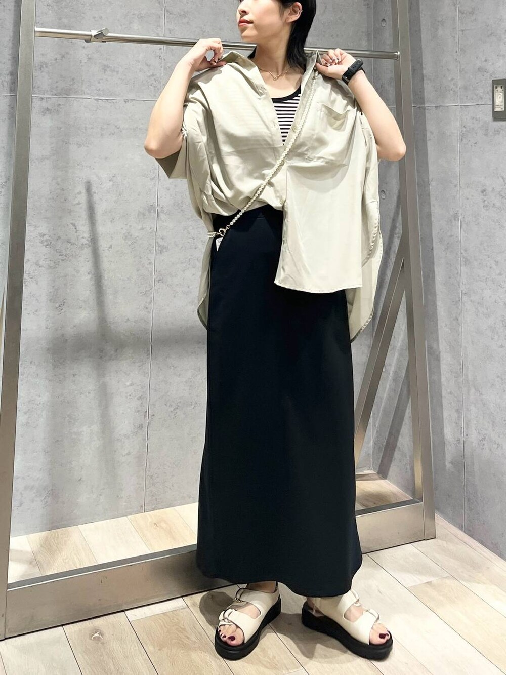「シャツ、カジュアル、モード、ベーシック/シンプル、デート/ロマンティック、楽ちんコーデ、女子会、きれいめカジュアル_LEPSIM、LEPSIM、シャツスタイル、タンクトップ、スカート、ロングスカート、サンダル、ネックレス」｜「LEPSIMの【WEB限定カラーあり】ポンチナロースカート　109542（スカート、ブラック系）」を使った、エムアイさん（レディース・162cm）の春コーディネートの3枚目の写真