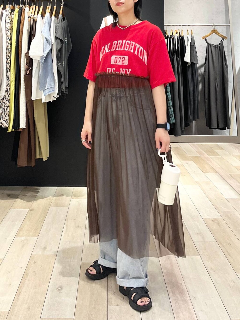 「カジュアル、モード、ベーシック/シンプル、デート/ロマンティック、楽ちんコーデ、夏コーデ、女子会、きれいめカジュアル_LEPSIM、LEPSIM、おでかけ、シンプルコーデ、ワンピース、Tシャツ、デニムパンツ、サンダル」｜「LEPSIMのロゴチュールレイヤーワンピース　123940（ワンピース、レッド系）」を使った、エムアイさん（レディース・162cm）の夏コーディネートの2枚目の写真