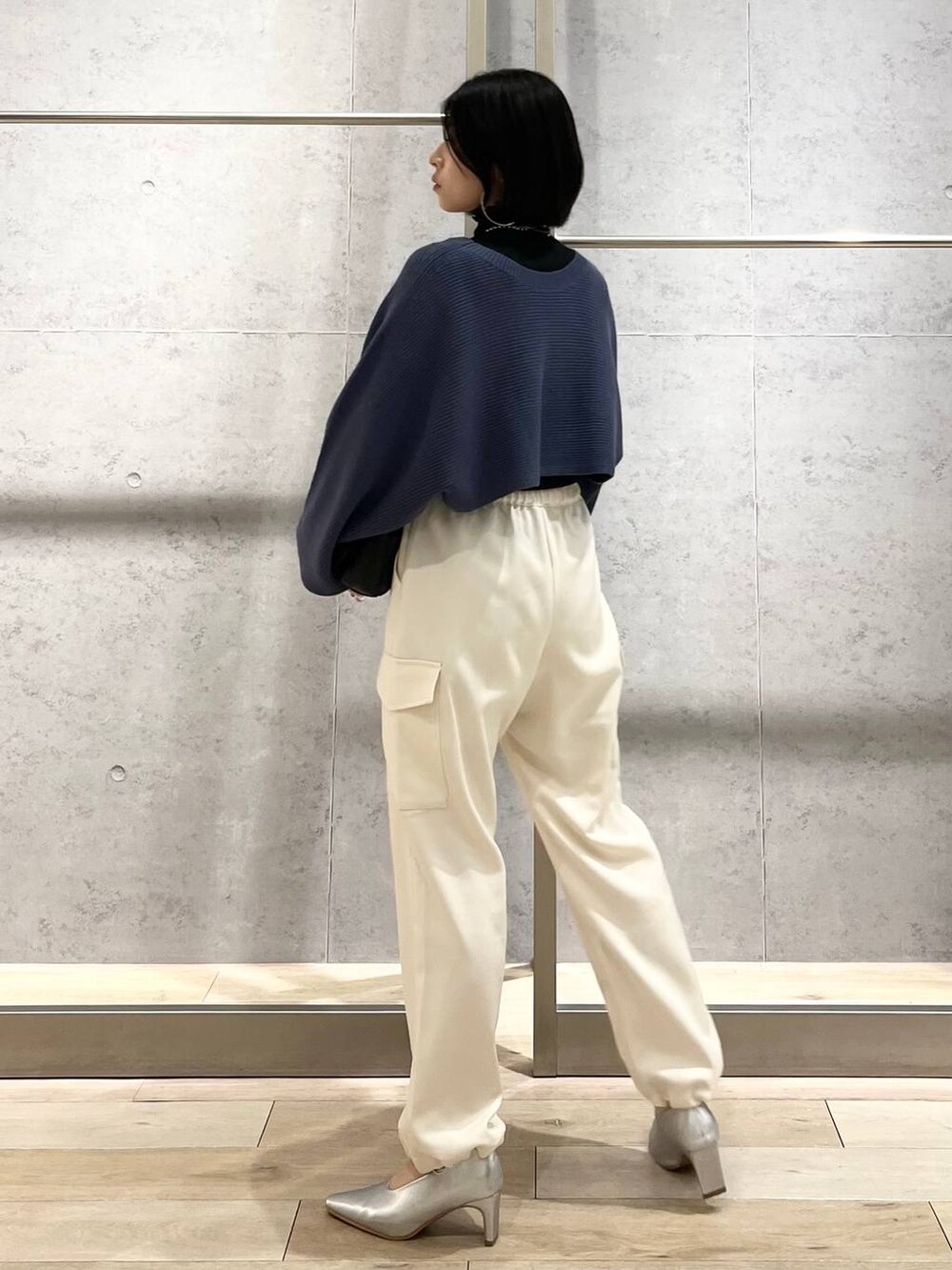 ブルー系のワンピース、ブラック系のTシャツ/カットソー、ブラック系のショルダーバッグを着用したレディースの秋コーディネートの6枚目の写真