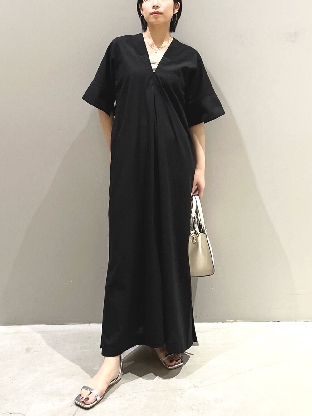 「LEPSIM、レプシィム(LEPSIM)、ワンピース、リネン、お出かけコーデ、きれいめカジュアル、ロングワンピース、モノトーン、夏コーデ、休日スタイル、ショルダーバッグ、ハンドバッグ、サンダル、Vネック、ストラップサンダル」｜「LEPSIMの【ゼロかる】キレイめ2WAYバッグ　295311（ショルダーバッグ、ホワイト系）」を使った、エムアイさん（レディース・162cm）の夏コーディネートの9枚目の写真